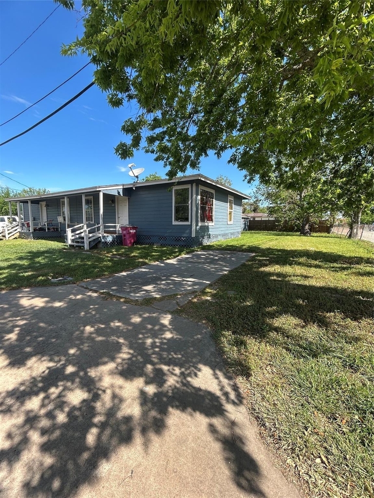 1102 W 10th Street - Photo 2