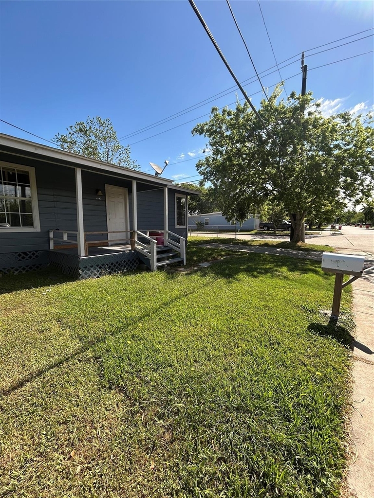 1102 W 10th Street - Photo 1