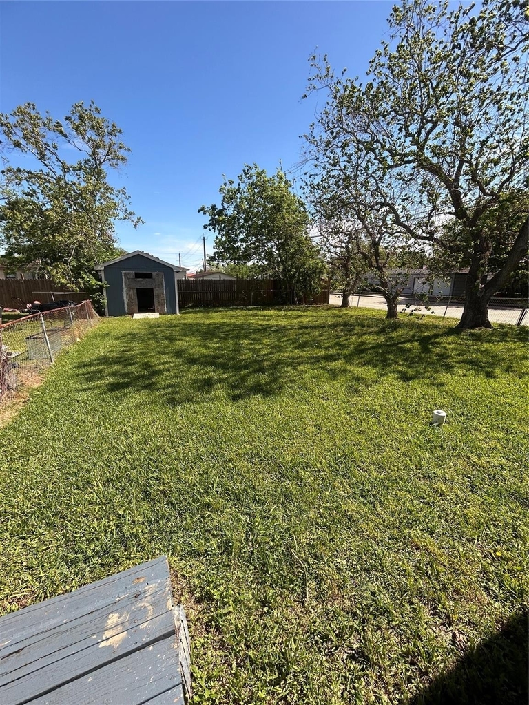 1102 W 10th Street - Photo 9