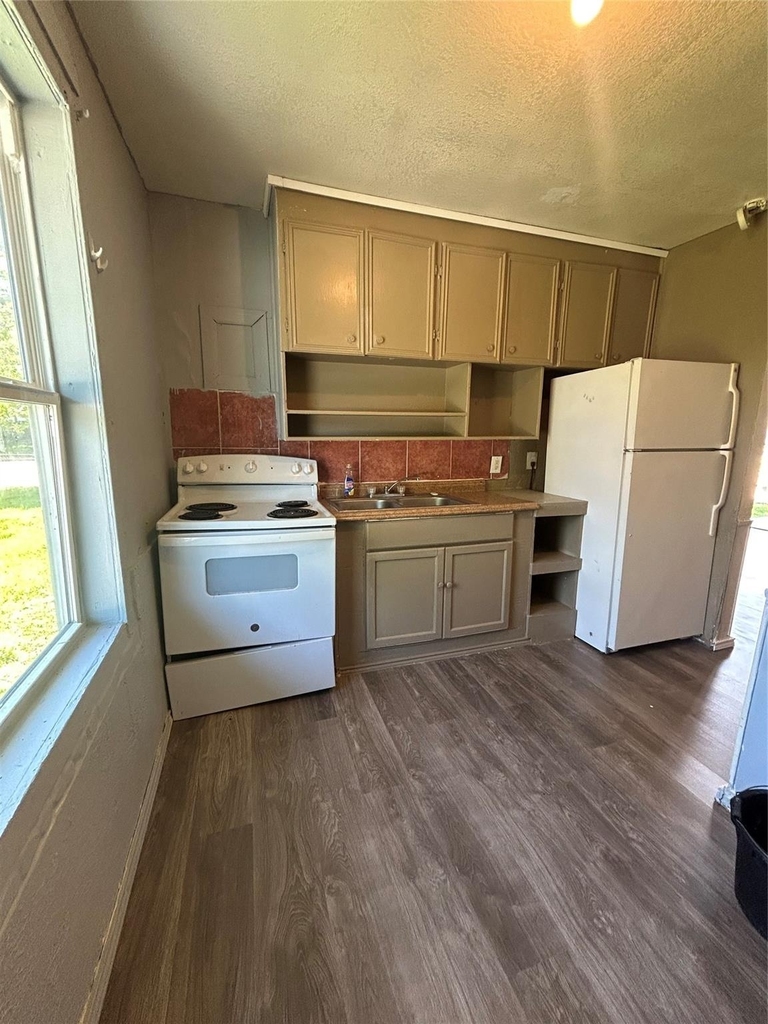 1102 W 10th Street - Photo 5