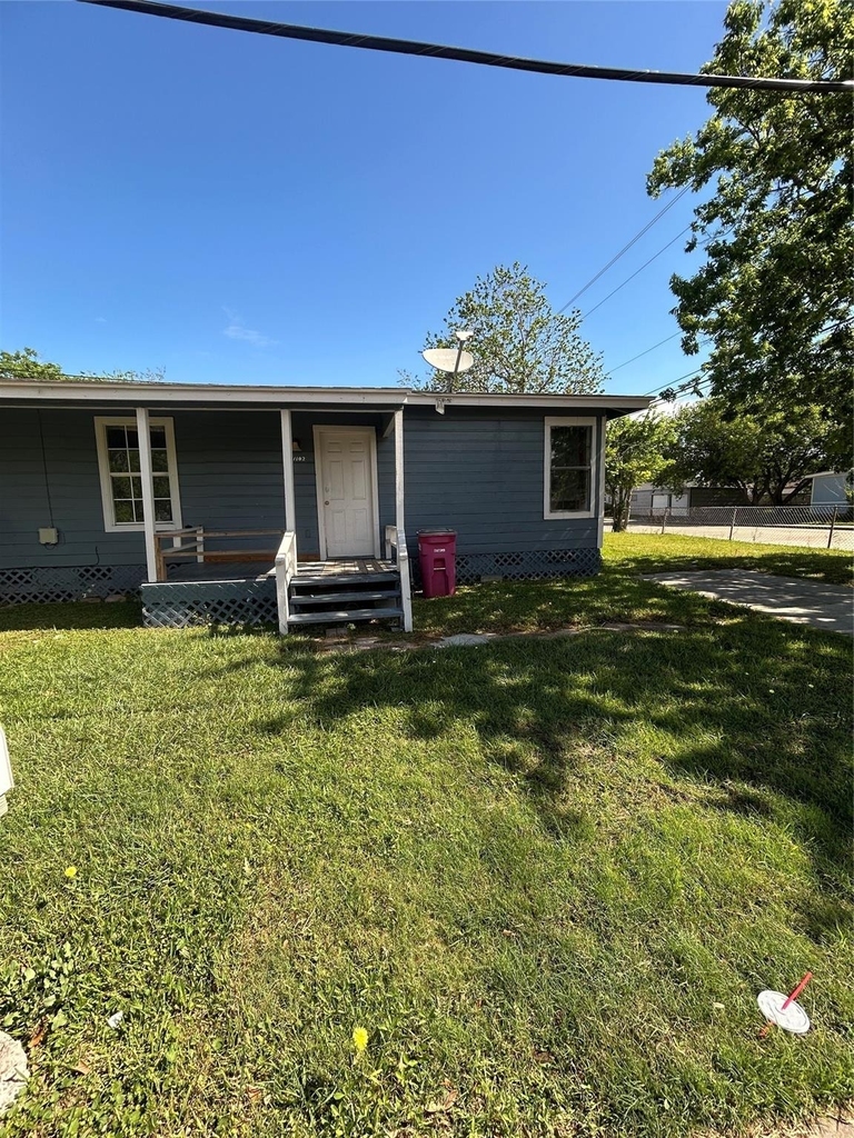 1102 W 10th Street - Photo 0