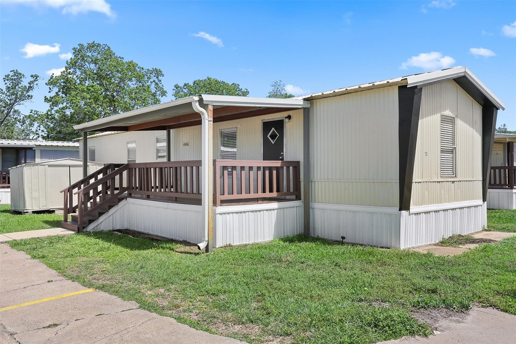 2222 N Austin Avenue - Photo 0