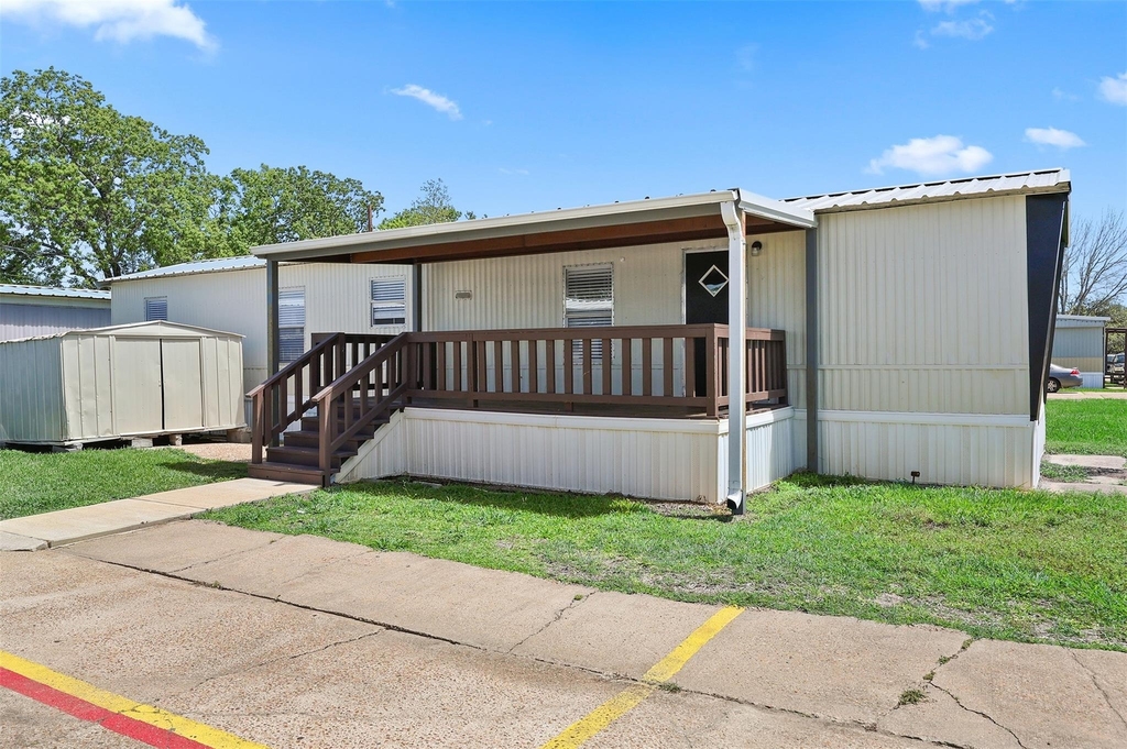 2222 N Austin Avenue - Photo 1