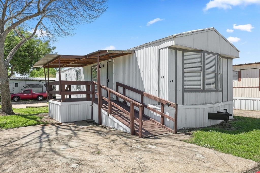 2222 N Austin Avenue - Photo 1