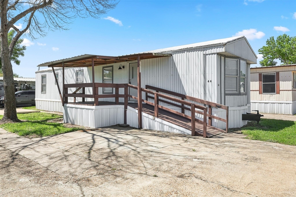 2222 N Austin Avenue - Photo 0