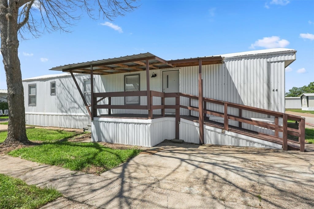 2222 N Austin Avenue - Photo 2