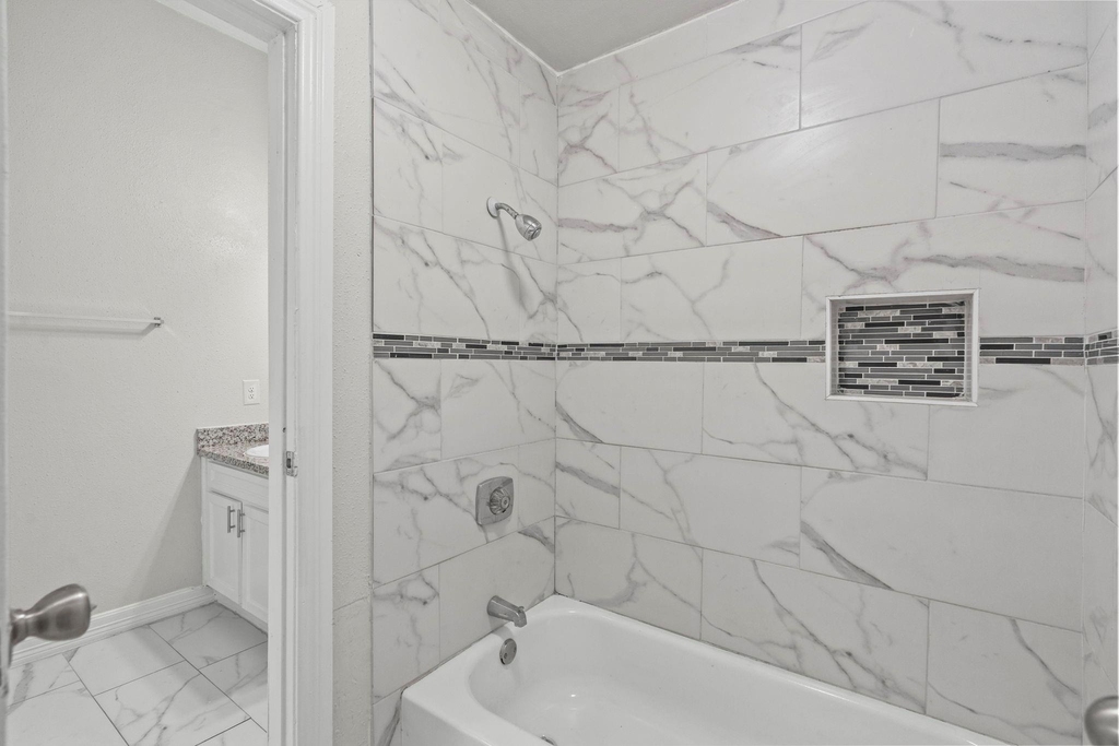 7820 Seawall Boulevard - Photo 8