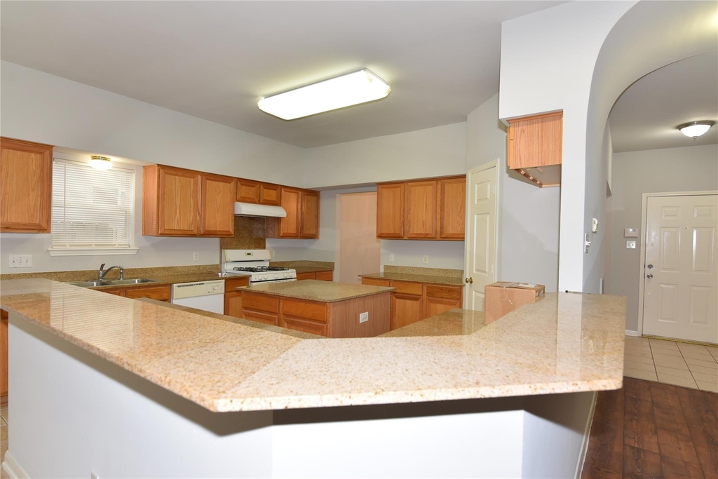 6807 Turtlewood Drive - Photo 4