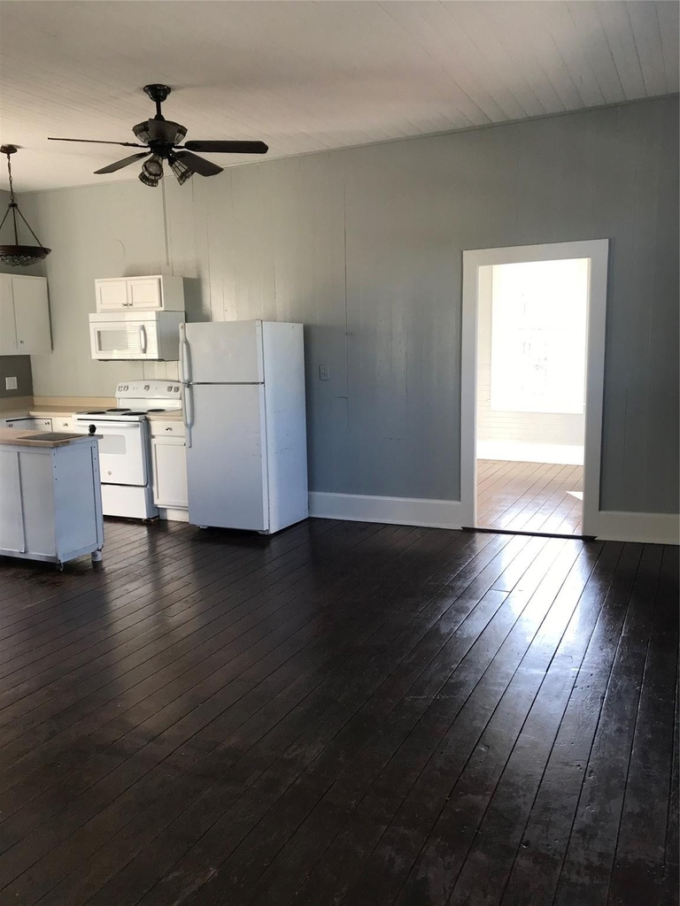 2127 Avenue K - Photo 2