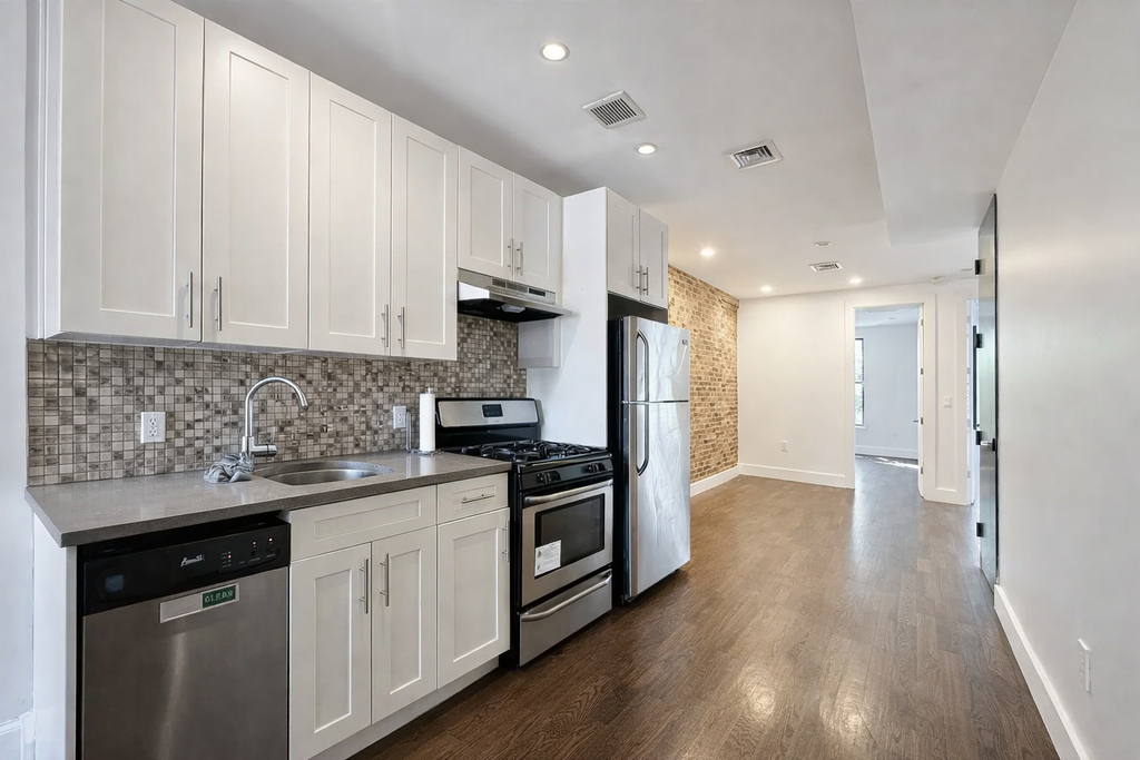 558 Kosciuszko Street - Photo 0