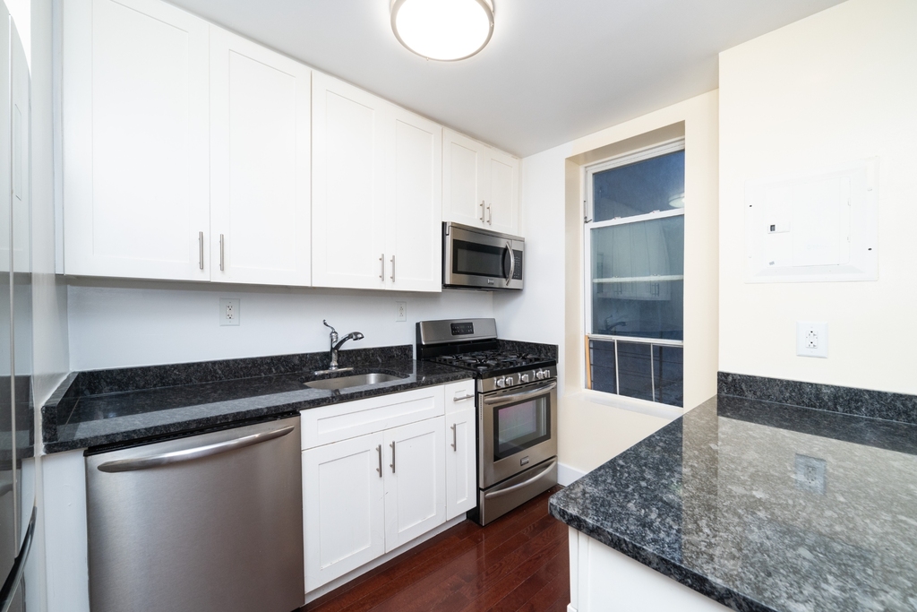 1050 Lafayette Avenue - Photo 2