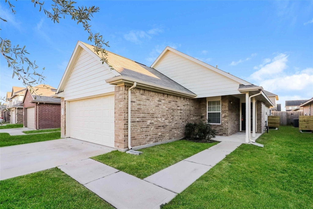 19031 Brescia Lane - Photo 0