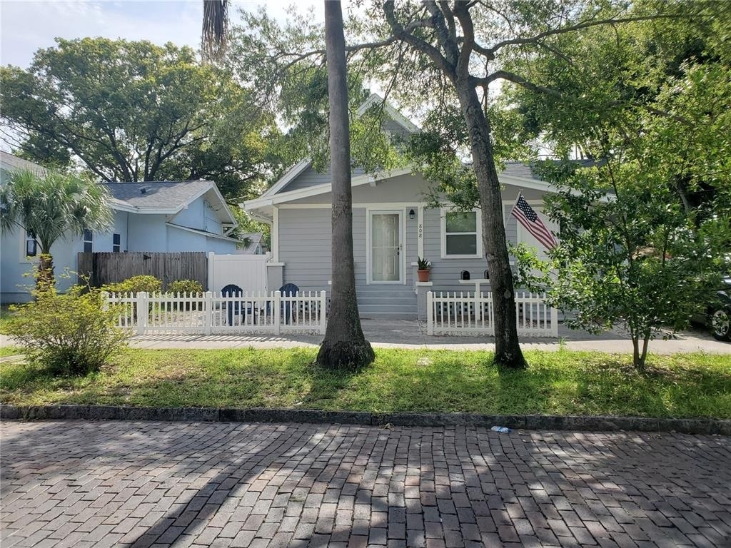 808 Grove Street N - Photo 1