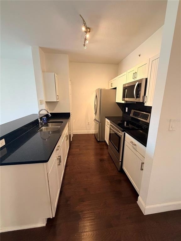 5475 Vineland Road - Photo 4