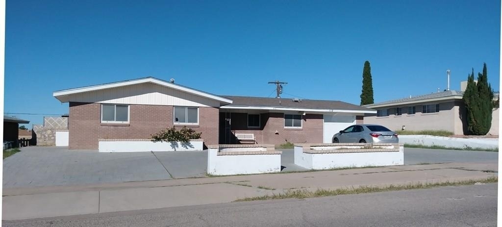 112 De Leon Drive - Photo 0