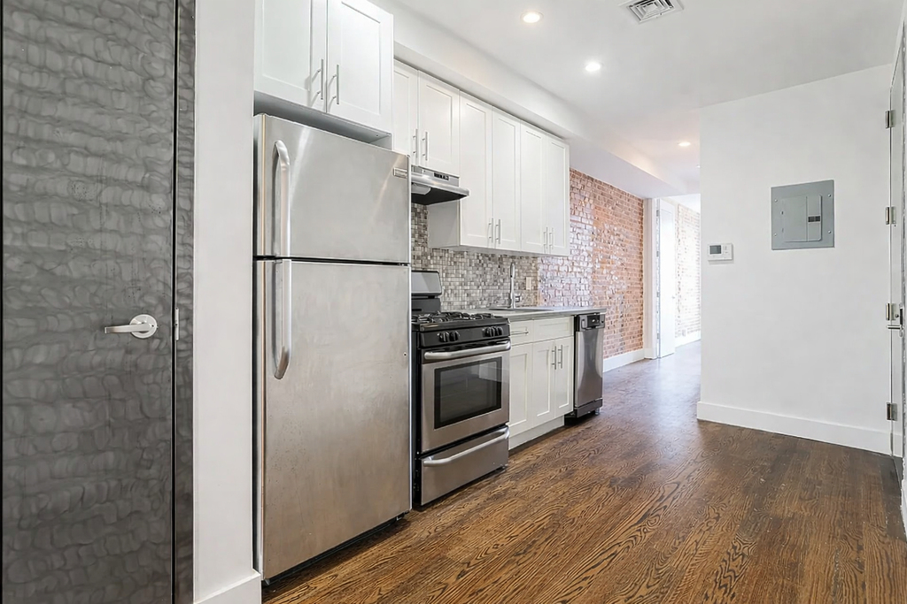 558 Kosciuszko Street - Photo 2