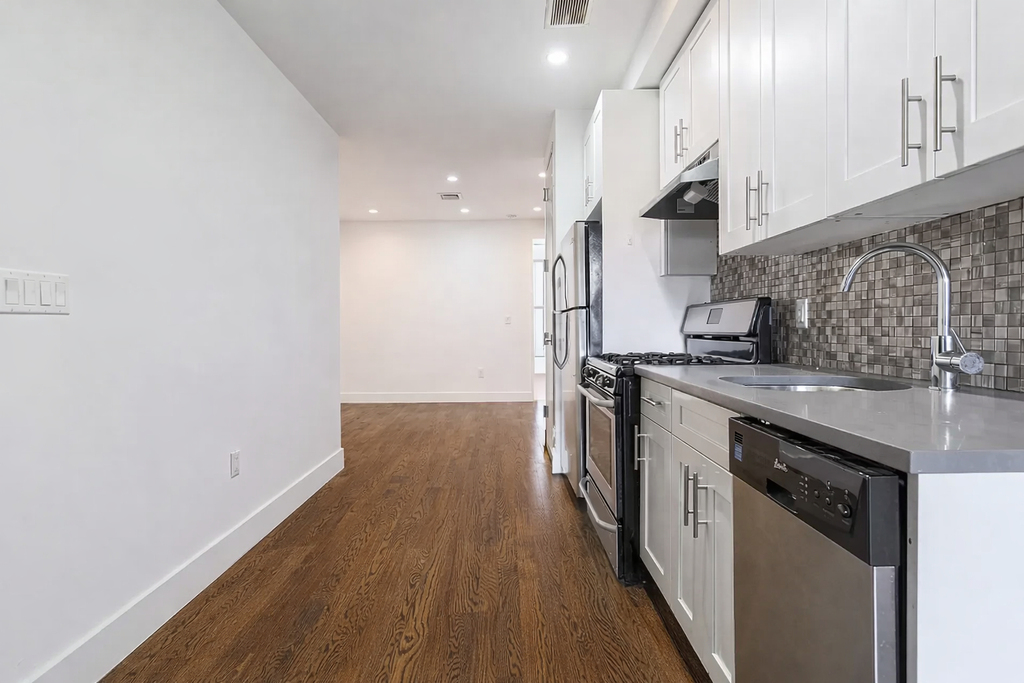 558 Kosciuszko Street - Photo 3