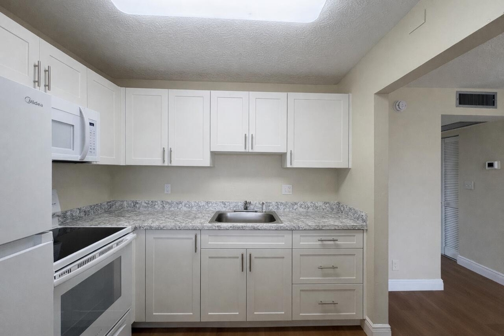 700 Village Green Court - Photo 7