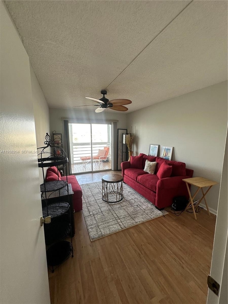 3043 Exeter - Photo 4