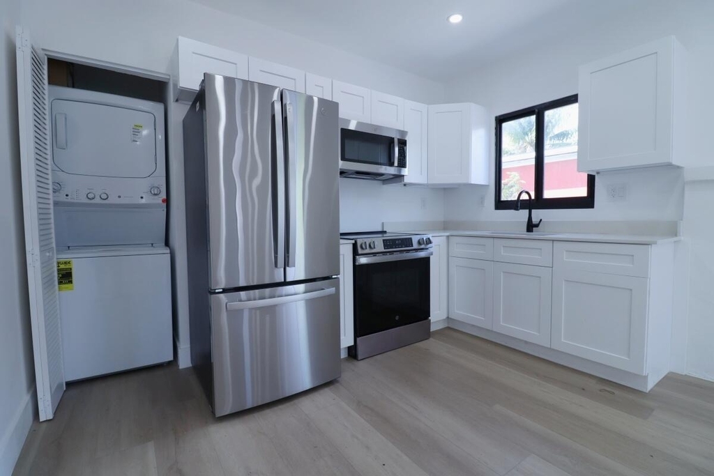 3040 Nw 13th Avenue - Photo 3