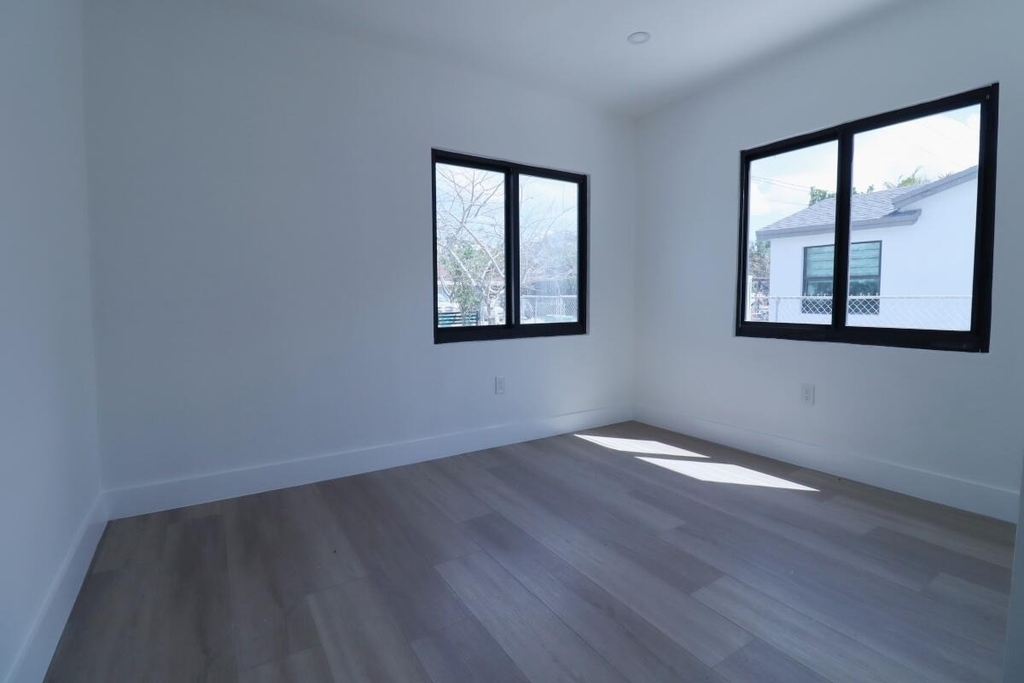 3040 Nw 13th Avenue - Photo 10