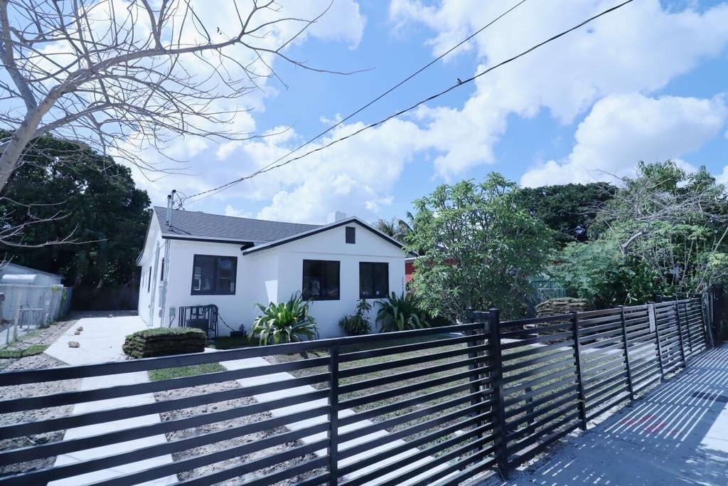 3040 Nw 13th Avenue - Photo 1