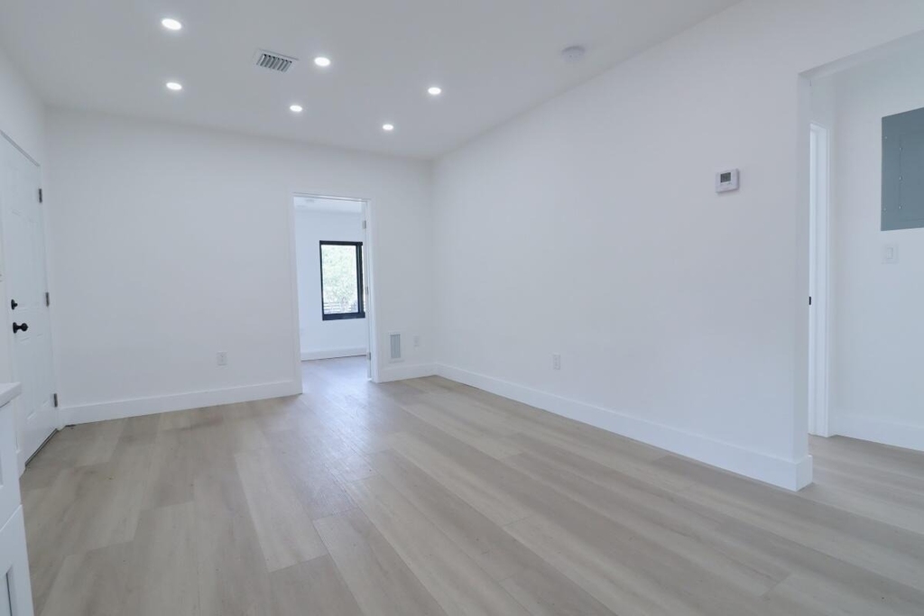 3040 Nw 13th Avenue - Photo 5