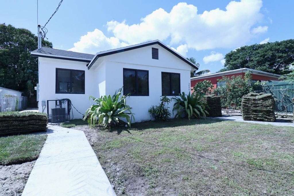 3040 Nw 13th Avenue - Photo 0