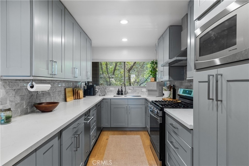 3880 Fredonia Drive - Photo 4