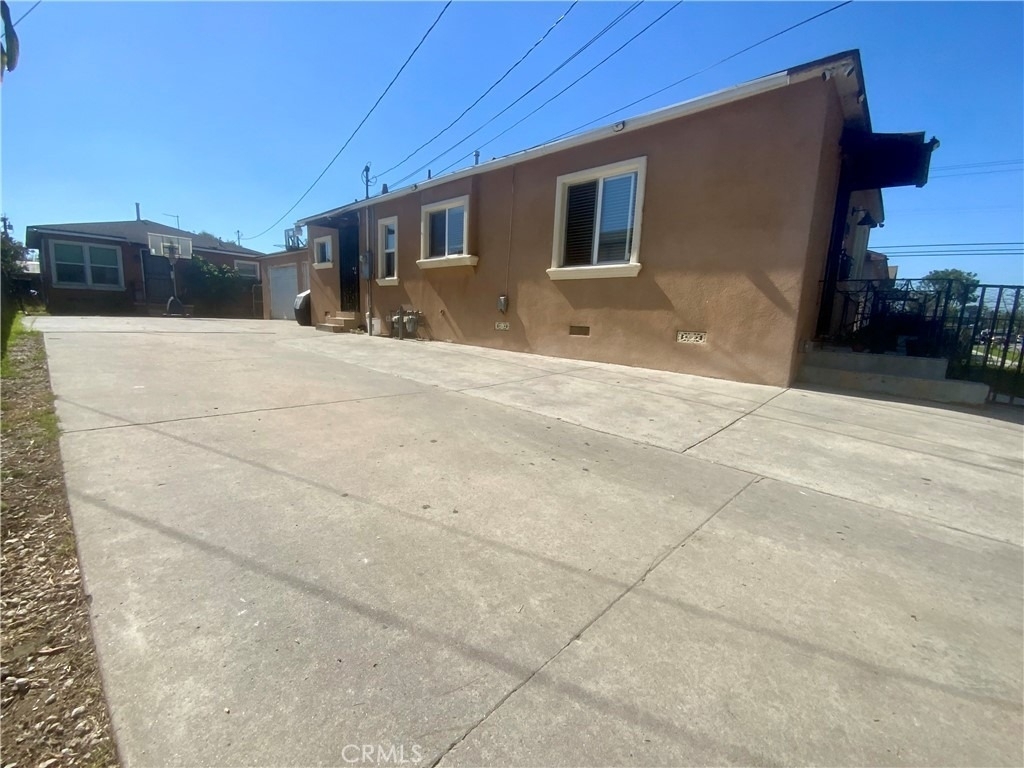 206 E Raymond - Photo 1