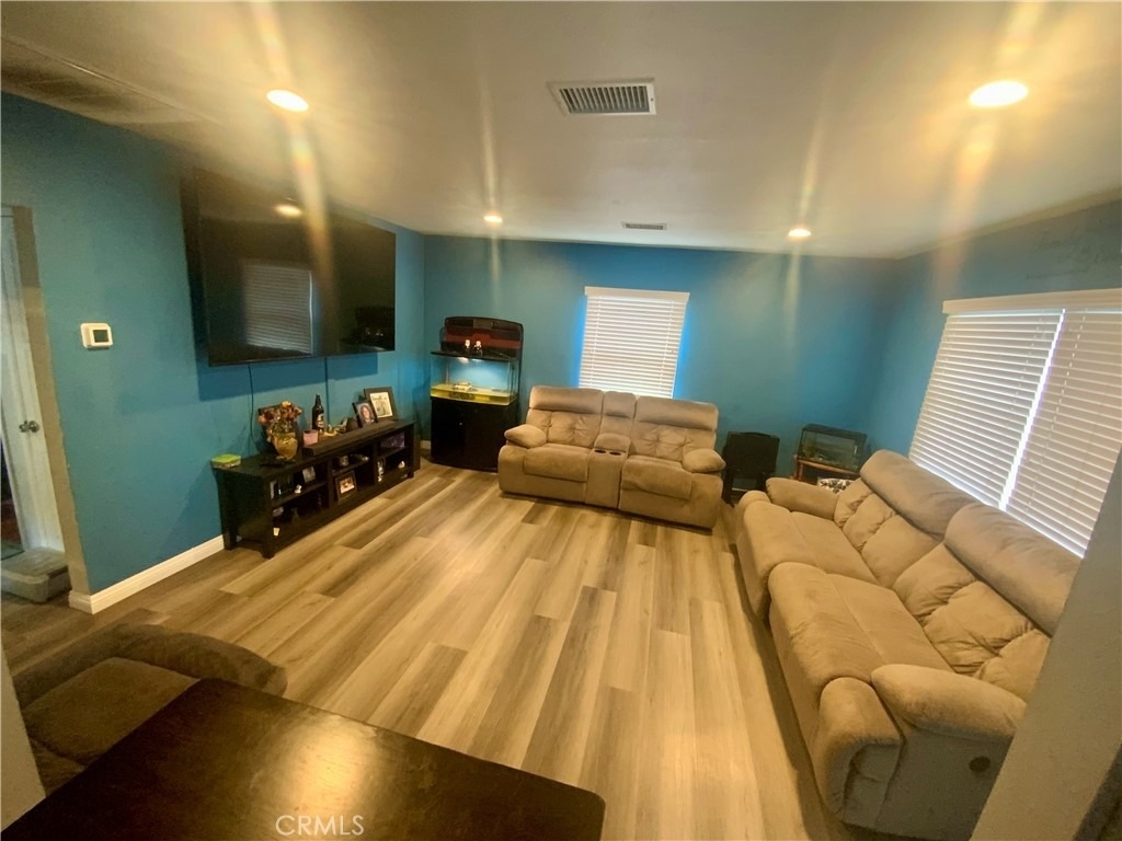 206 E Raymond - Photo 3