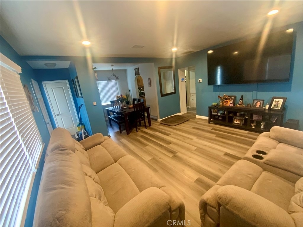 206 E Raymond - Photo 2