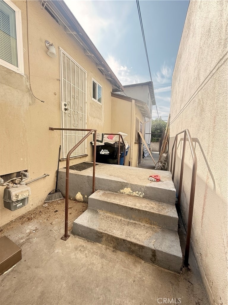 2431 W Beverly - Photo 1