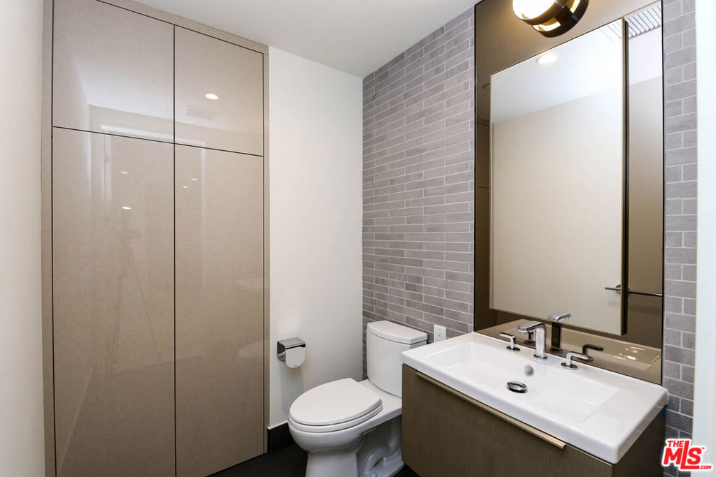 889 Francisco Street - Photo 16