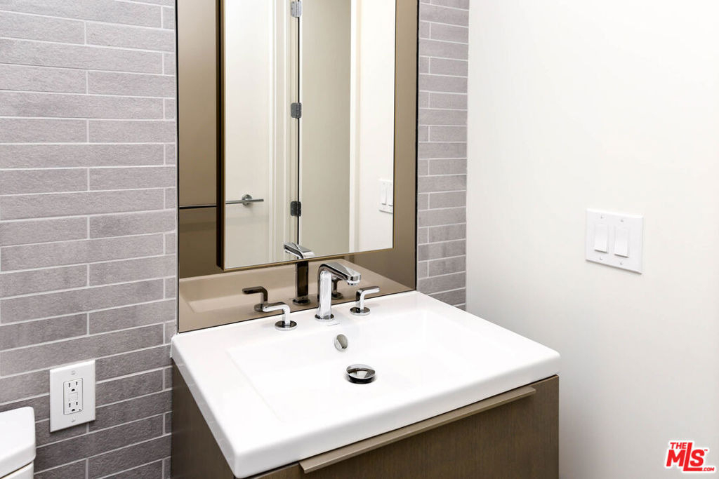 889 Francisco Street - Photo 18