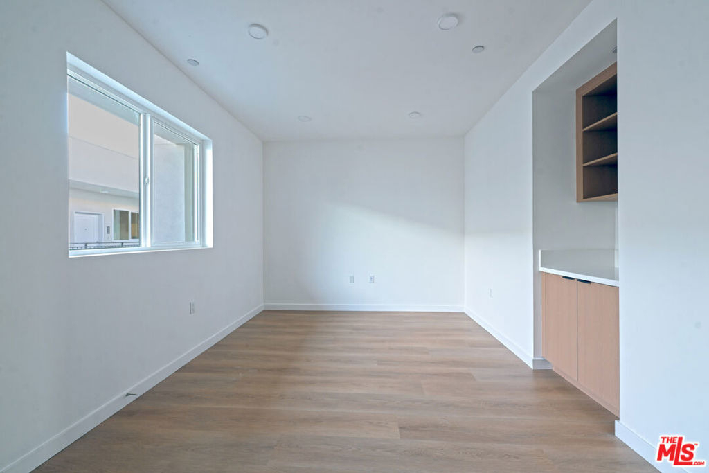 14606 Sylvan Street - Photo 4