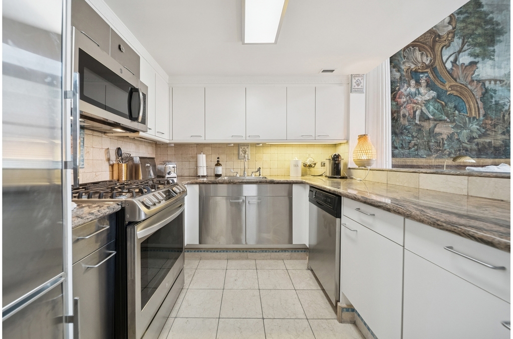 240 Centre St - Photo 6