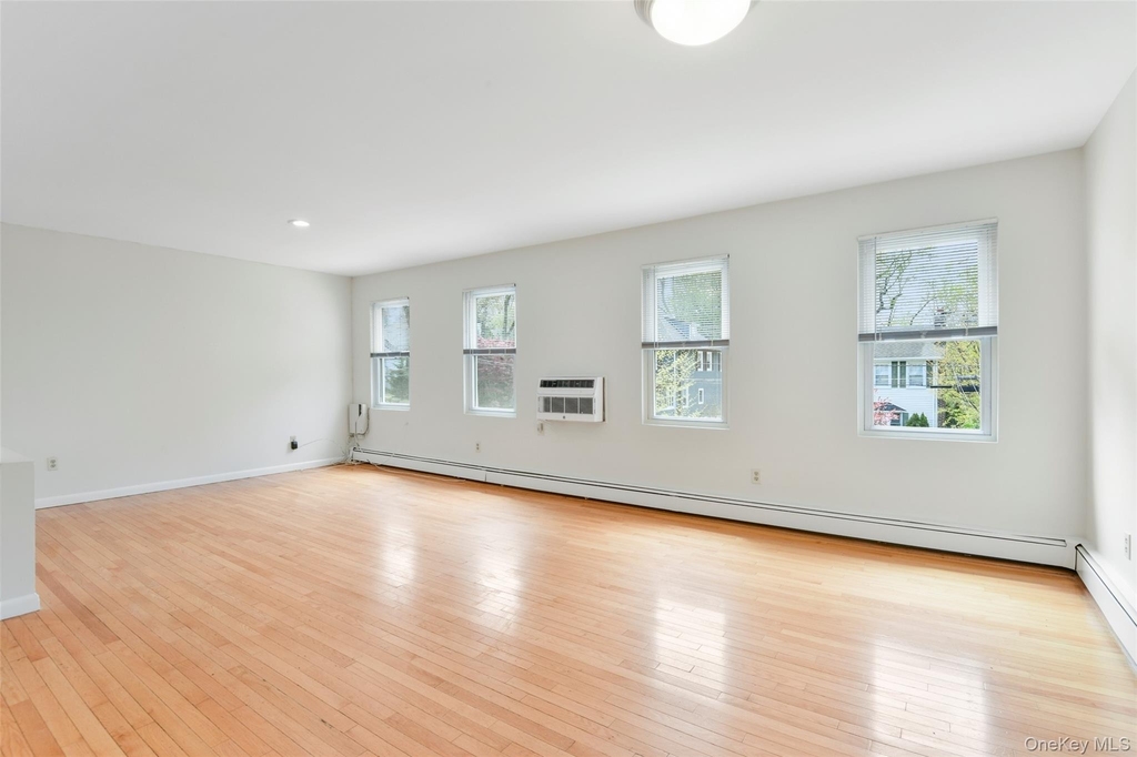 545 Stanley Avenue - Photo 4