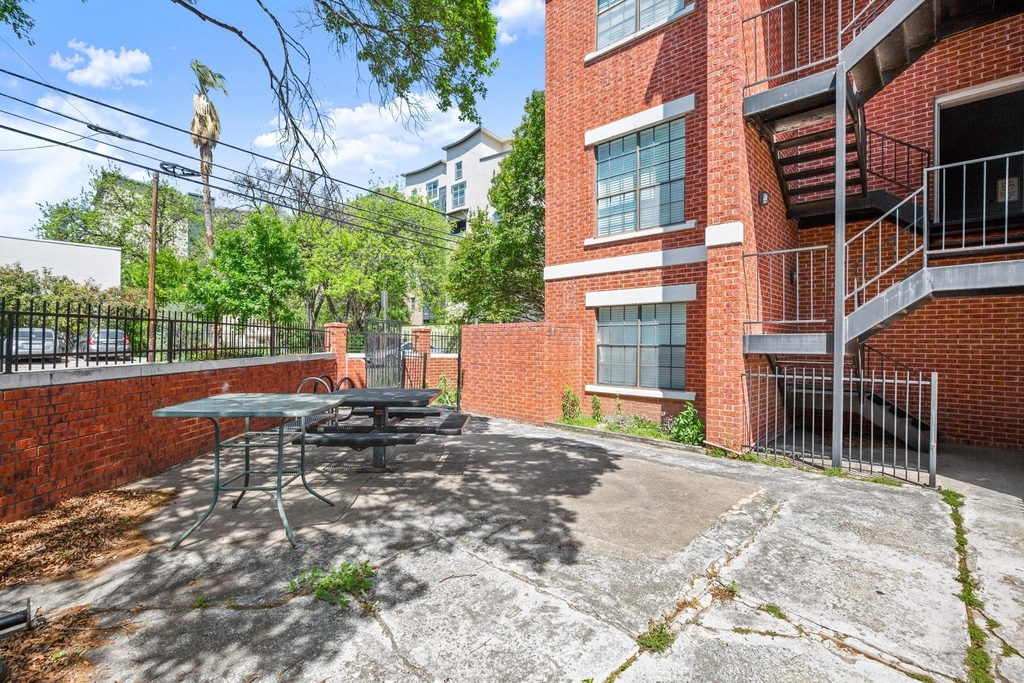712 W 21st St - Photo 15