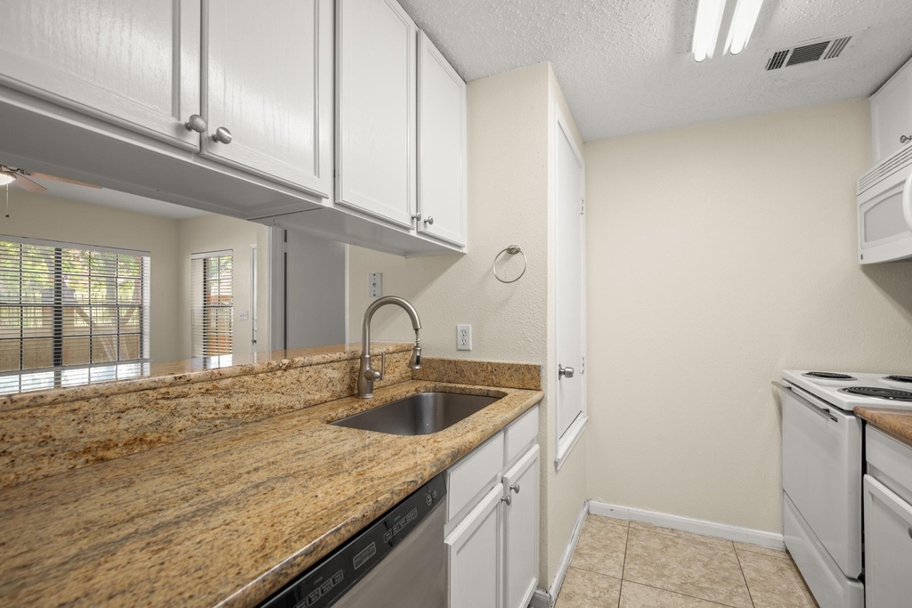 712 W 21st St - Photo 5