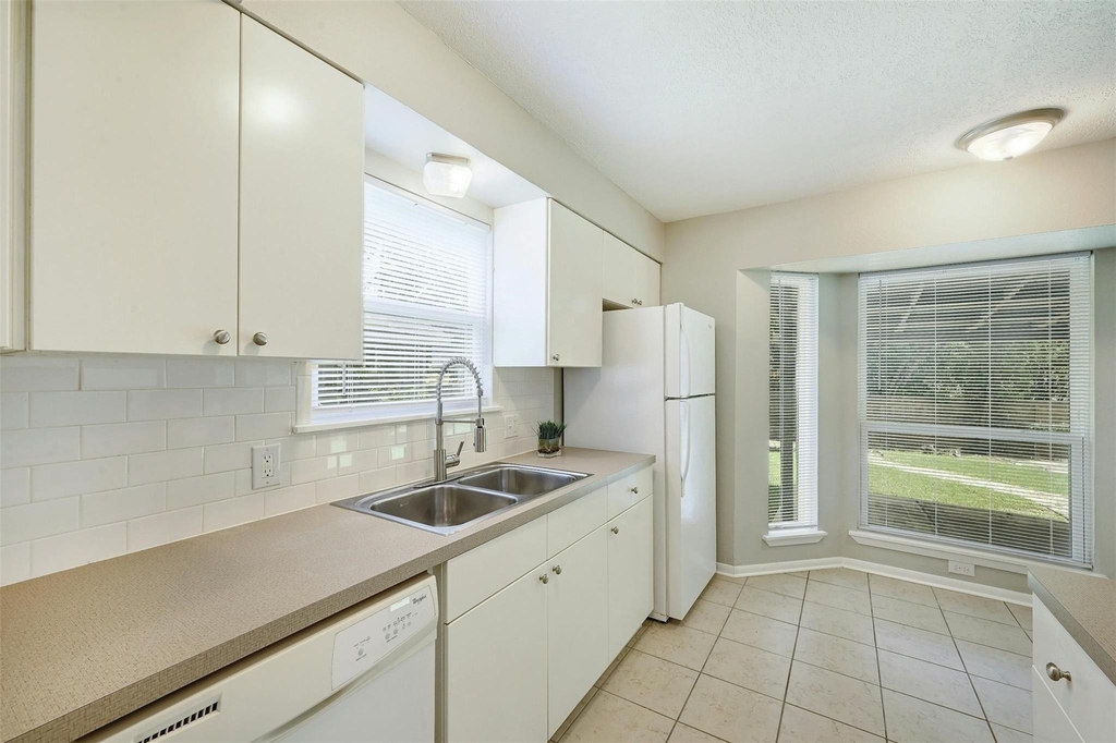 8527 Maine Dr - Photo 11