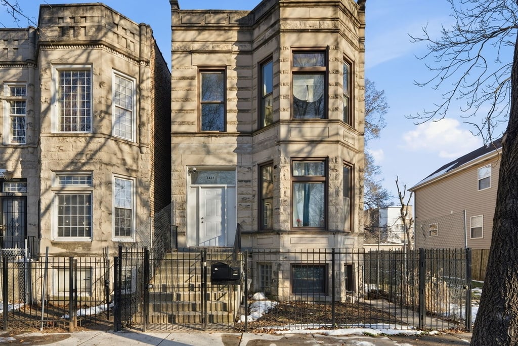 1637 S Saint Louis Avenue - Photo 0