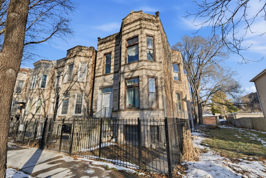 1637 S Saint Louis Avenue - Photo 1