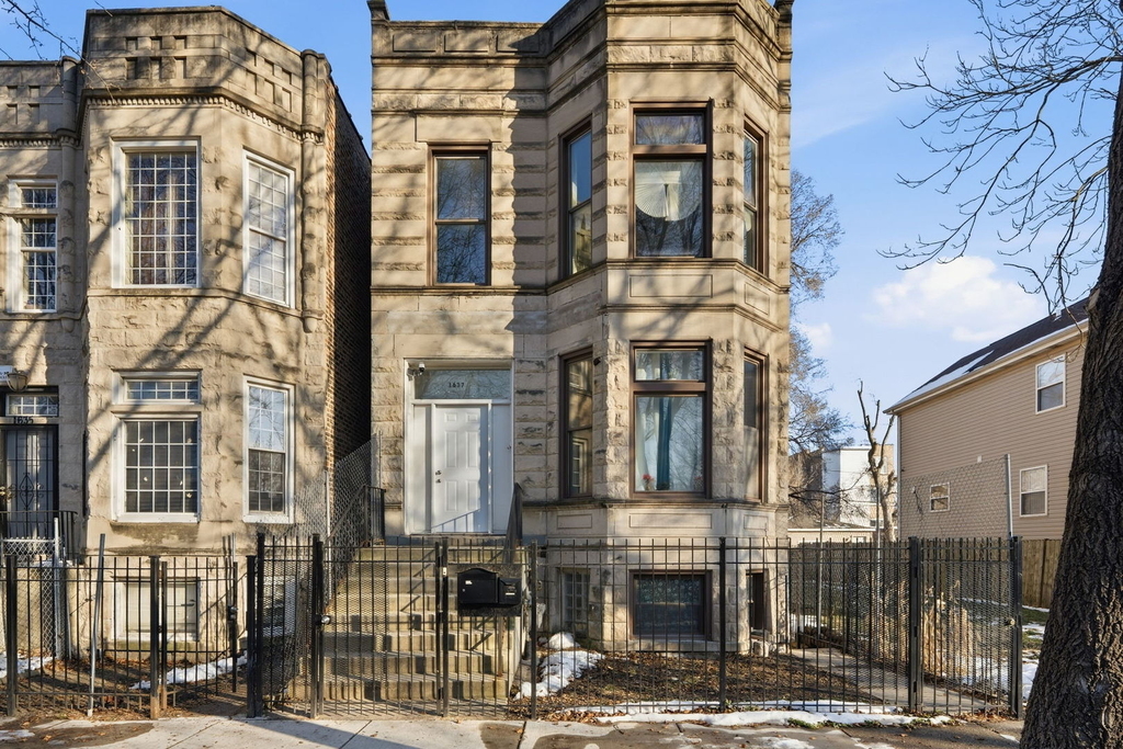1637 S Saint Louis Avenue - Photo 0