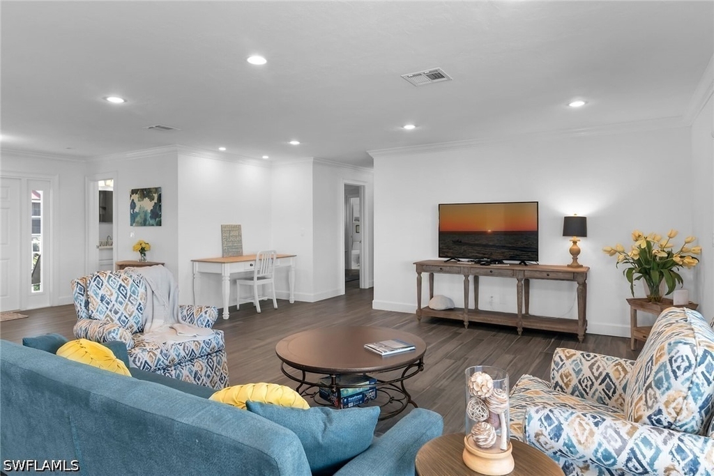 1020 Swallow Avenue - Photo 3