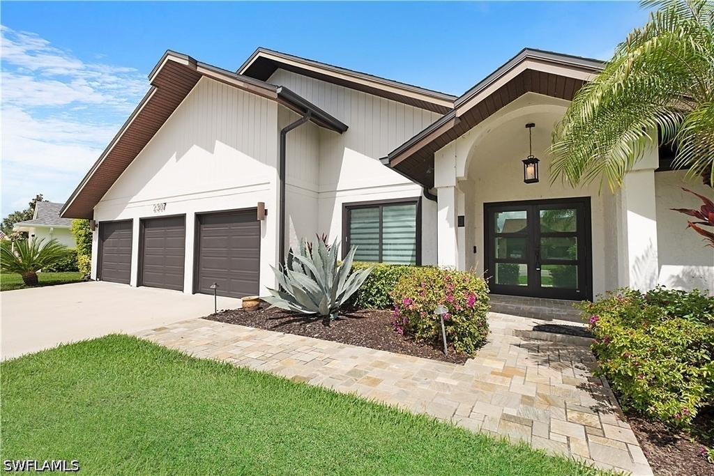 2307 Queens Way - Photo 2
