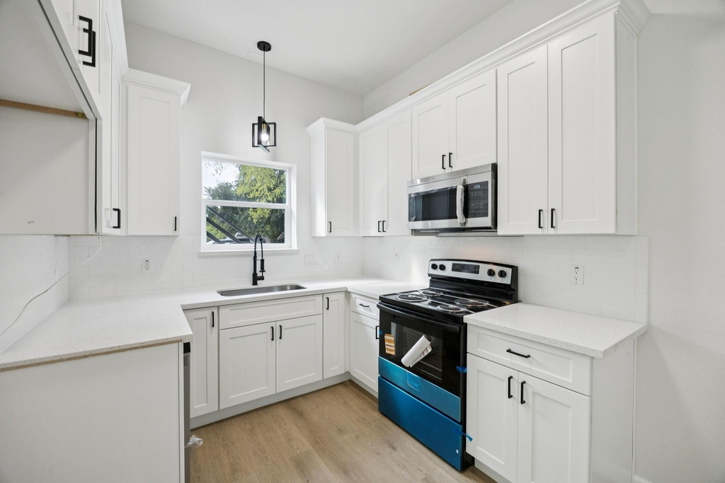 301 Cartersville Street - Photo 1