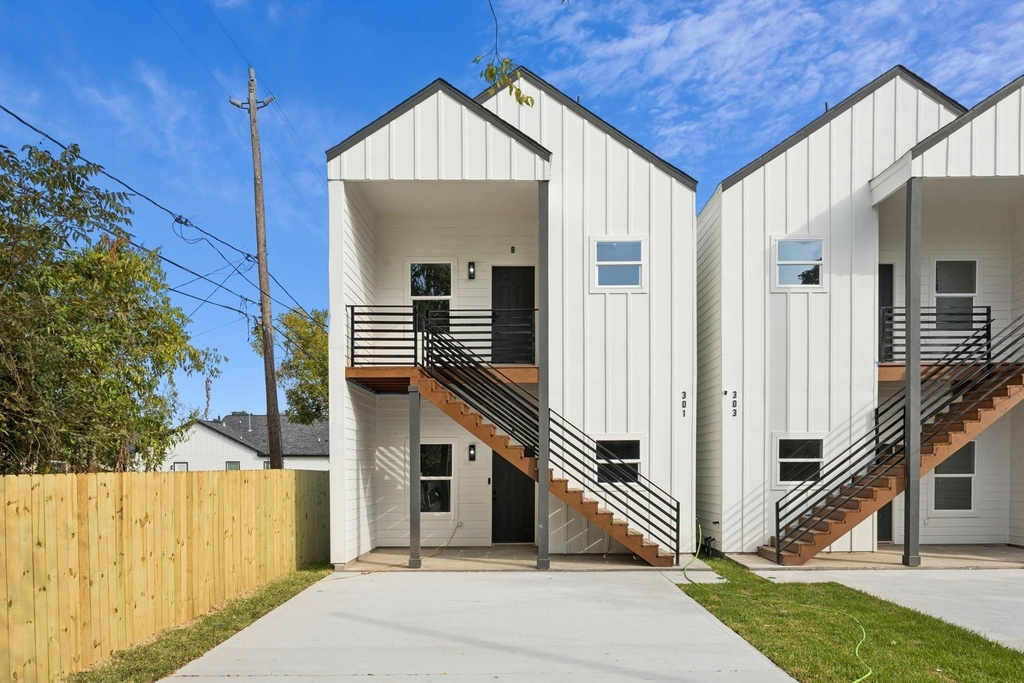 301 Cartersville Street - Photo 0