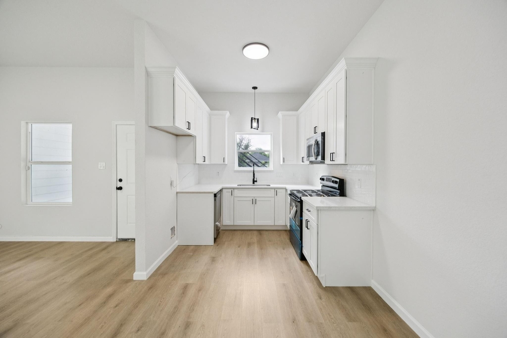 301 Cartersville Street - Photo 3