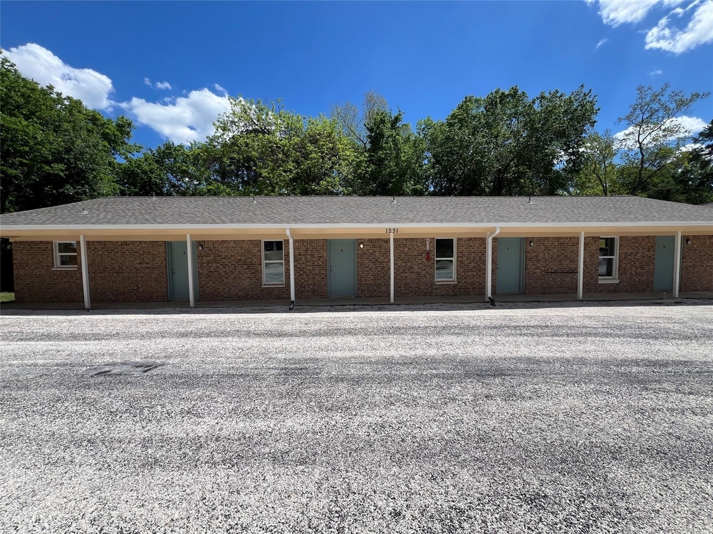 1231 Sycamore Avenue - Photo 0